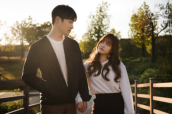 포토 JPG 주간 커플 공원 여자 남자 행복 데이트 사랑 미소 사람 상반신 20대 성인 야외 두명 앞모습 마주보기 걷기 손잡기 다정 한국인 즐거움 설레임 삐침 수원 광교호수공원 국내포토 자연요소 공공시설 감정 뷰포인트 컨셉 관계 모션 표정 동양인 청년 경기도 호수공원 파일형식 광교