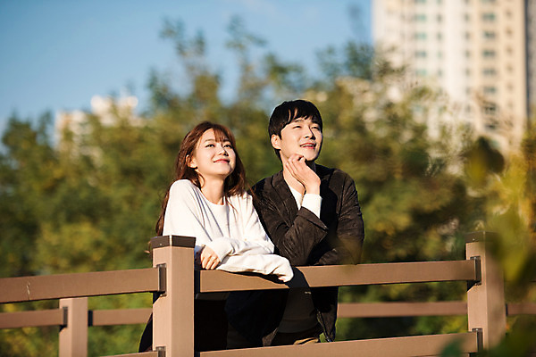 포토 JPG 주간 커플 응시 공원 여자 남자 행복 생각 데이트 난간 사랑 미소 사람 상반신 20대 성인 야외 두명 앞모습 기댐 한국인 즐거움 설레임 수원 가교 광교호수공원 국내포토 자연요소 건축물 시선 공공시설 감정 뷰포인트 관계 모션 표정 동양인 청년 경기도 호수공원 파일형식 광교