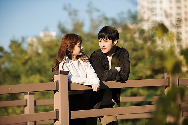 포토 JPG 주간 커플 응시 공원 여자 남자 행복 데이트 난간 사랑 사람 상반신 20대 성인 야외 두명 앞모습 마주보기 기댐 한국인 즐거움 설레임 수원 가교 광교호수공원 국내포토 자연요소 건축물 시선 공공시설 감정 뷰포인트 관계 모션 동양인 청년 경기도 호수공원 파일형식 광교