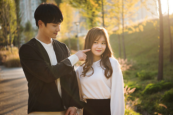 포토 JPG 주간 커플 공원 여자 남자 행복 데이트 장난 사랑 사람 상반신 20대 성인 야외 두명 앞모습 걷기 손잡기 다정 산책 한국인 즐거움 설레임 찌르기 수원 광교호수공원 국내포토 자연요소 공공시설 감정 뷰포인트 컨셉 관계 모션 휴식 동양인 청년 경기도 호수공원 파일형식 광교