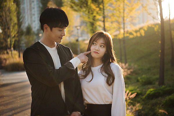 포토 JPG 주간 커플 공원 여자 남자 행복 데이트 장난 사랑 사람 상반신 20대 성인 야외 두명 앞모습 걷기 손잡기 다정 한국인 즐거움 설레임 찌르기 삐침 수원 광교호수공원 국내포토 자연요소 공공시설 감정 뷰포인트 컨셉 관계 모션 동양인 청년 경기도 호수공원 파일형식 광교