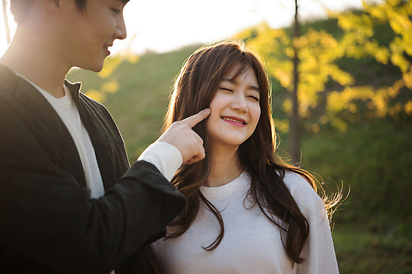 포토 JPG 주간 커플 공원 여자 남자 행복 데이트 장난 사랑 미소 사람 상반신 20대 성인 야외 두명 앞모습 옆모습 다정 한국인 즐거움 설레임 찌르기 수원 광교호수공원 국내포토 자연요소 공공시설 감정 뷰포인트 컨셉 관계 모션 표정 동양인 청년 경기도 호수공원 파일형식 광교