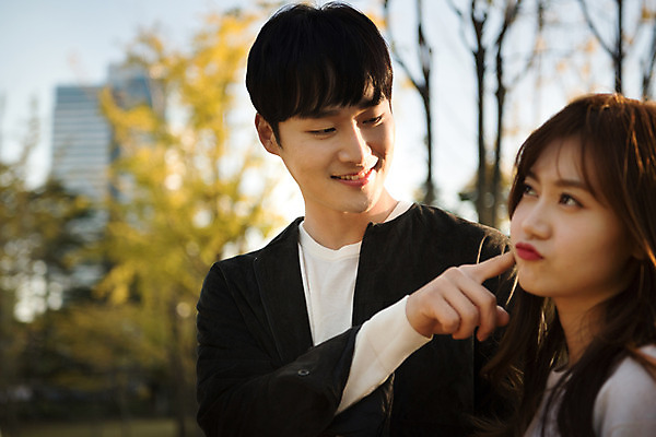 포토 JPG 주간 커플 공원 여자 남자 행복 데이트 장난 사랑 미소 사람 상반신 20대 성인 야외 두명 앞모습 옆모습 한국인 즐거움 설레임 찌르기 수원 광교호수공원 국내포토 자연요소 공공시설 감정 뷰포인트 관계 모션 표정 동양인 청년 경기도 호수공원 파일형식 광교