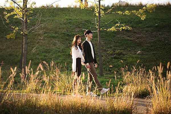 포토 JPG 주간 전신 커플 공원 여자 남자 행복 데이트 사랑 사람 20대 성인 야외 두명 옆모습 걷기 손잡기 산책 한국인 즐거움 갈대밭 설레임 수원 광교호수공원 국내포토 자연요소 공공시설 감정 뷰포인트 관계 모션 휴식 동양인 청년 경기도 호수공원 파일형식 광교 갈대_식물