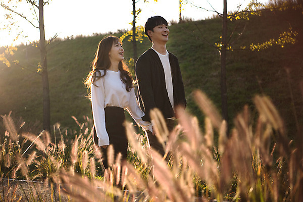 포토 JPG 주간 커플 공원 여자 남자 행복 데이트 사랑 미소 사람 상반신 20대 성인 야외 두명 옆모습 걷기 산책 한국인 즐거움 갈대밭 설레임 수원 광교호수공원 국내포토 자연요소 공공시설 감정 뷰포인트 관계 모션 휴식 표정 동양인 청년 경기도 호수공원 파일형식 광교 갈대_식물