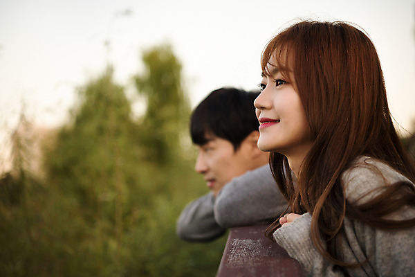 포토 JPG 주간 커플 응시 공원 여자 남자 행복 여유 데이트 난간 휴식 사랑 미소 사람 상반신 20대 성인 야외 두명 옆모습 기댐 한국인 편안함 즐거움 커플룩 설레임 수원 광교호수공원 국내포토 자연요소 시선 옷 공공시설 감정 뷰포인트 컨셉 관계 모션 표정 동양인 청년 감각 경기도 호수공원 파일형식 광교