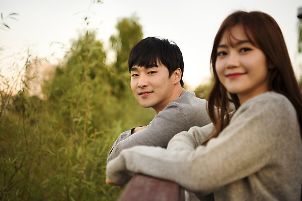 포토 JPG 주간 커플 응시 공원 여자 남자 행복 여유 데이트 휴식 사랑 미소 사람 상반신 20대 성인 야외 두명 옆모습 기댐 한국인 편안함 즐거움 커플룩 설레임 수원 광교호수공원 국내포토 자연요소 시선 옷 공공시설 감정 뷰포인트 컨셉 관계 모션 표정 동양인 청년 감각 경기도 호수공원 파일형식 광교