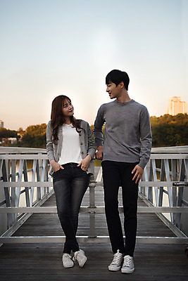 포토 JPG 주간 전신 커플 응시 공원 여자 남자 행복 데이트 대화 사랑 서기 미소 사람 20대 성인 야외 두명 앞모습 기댐 다정 한국인 즐거움 커플룩 설레임 수원 광교호수공원 국내포토 자연요소 시선 옷 공공시설 감정 뷰포인트 컨셉 관계 모션 표정 말하기 동양인 청년 경기도 호수공원 파일형식 광교