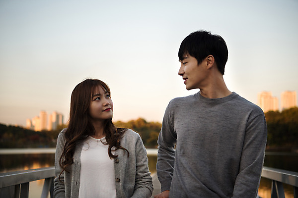 포토 JPG 주간 커플 응시 공원 여자 남자 행복 데이트 대화 사랑 미소 사람 상반신 20대 성인 야외 두명 앞모습 마주보기 다정 한국인 즐거움 커플룩 설레임 수원 광교호수공원 국내포토 자연요소 시선 옷 공공시설 감정 뷰포인트 컨셉 관계 모션 표정 말하기 동양인 청년 경기도 호수공원 파일형식 광교