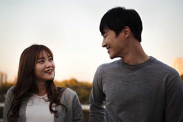 포토 JPG 주간 커플 응시 공원 여자 남자 행복 데이트 대화 사랑 미소 사람 상반신 20대 성인 야외 두명 앞모습 마주보기 다정 한국인 즐거움 커플룩 설레임 수원 광교호수공원 국내포토 자연요소 시선 옷 공공시설 감정 뷰포인트 컨셉 관계 모션 표정 말하기 동양인 청년 경기도 호수공원 파일형식 광교