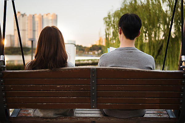 포토 JPG 주간 커플 공원 여자 남자 행복 여유 데이트 휴식 사랑 사람 앉기 상반신 20대 성인 야외 두명 뒷모습 책 독서 한국인 즐거움 커플룩 설레임 그네의자 수원 광교호수공원 국내포토 자연요소 옷 공공시설 감정 뷰포인트 컨셉 의자 관계 모션 동양인 청년 경기도 호수공원 파일형식 광교
