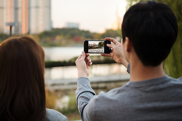 포토 JPG 주간 커플 공원 여자 남자 행복 여유 데이트 휴식 사랑 사람 앉기 풍경 상반신 20대 성인 야외 두명 뒷모습 스마트폰 사진촬영 촬영 한국인 즐거움 커플룩 설레임 그네의자 수원 광교호수공원 국내포토 자연요소 옷 공공시설 감정 뷰포인트 컨셉 의자 관계 모션 동양인 청년 핸드폰 스마트기기 경기도 호수공원 파일형식 광교
