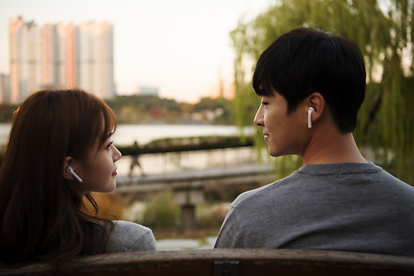 포토 JPG 주간 커플 공원 여자 남자 행복 호수 여유 음악 이어폰 벤치 데이트 휴식 사랑 미소 사람 앉기 풍경 상반신 20대 성인 야외 두명 뒷모습 마주보기 감상 한국인 즐거움 커플룩 설레임 수원 광교호수공원 국내포토 자연요소 옷 공공시설 감정 뷰포인트 음향기기 컨셉 의자 관계 모션 문화예술 표정 동양인 청년 경기도 호수공원 파일형식 광교