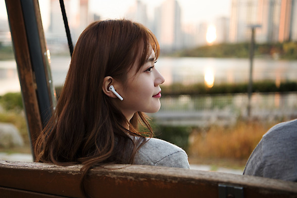 포토 JPG 주간 커플 응시 공원 여자 남자 행복 여유 음악 이어폰 벤치 데이트 휴식 사랑 사람 앉기 상반신 20대 성인 야외 두명 뒷모습 감상 한국인 즐거움 커플룩 설레임 수원 광교호수공원 국내포토 자연요소 시선 옷 공공시설 감정 뷰포인트 음향기기 컨셉 의자 관계 모션 문화예술 동양인 청년 경기도 호수공원 파일형식 광교