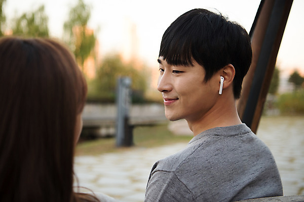 포토 JPG 주간 커플 응시 공원 여자 남자 행복 호수 여유 음악 이어폰 데이트 휴식 사랑 미소 사람 상반신 20대 성인 야외 두명 옆모습 뒷모습 음악감상 한국인 즐거움 커플룩 설레임 수원 광교호수공원 국내포토 자연요소 시선 옷 공공시설 감정 뷰포인트 음향기기 컨셉 관계 문화예술 표정 동양인 청년 감상 경기도 호수공원 파일형식 광교