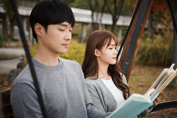 포토 JPG 주간 커플 공원 여자 남자 행복 여유 데이트 휴식 사랑 사람 앉기 상반신 20대 성인 야외 두명 옆모습 책 독서 한국인 즐거움 커플룩 설레임 수원 광교호수공원 국내포토 자연요소 옷 공공시설 감정 뷰포인트 컨셉 관계 모션 동양인 청년 경기도 호수공원 파일형식 광교