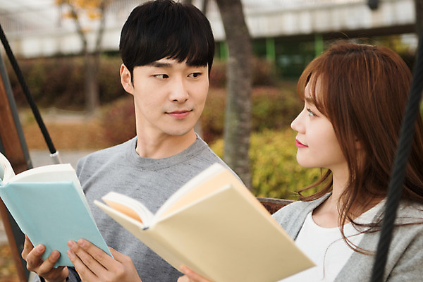 포토 JPG 주간 커플 응시 공원 여자 남자 행복 여유 데이트 휴식 사랑 사람 상반신 20대 성인 야외 두명 옆모습 책 독서 한국인 즐거움 커플룩 설레임 수원 광교호수공원 국내포토 자연요소 시선 옷 공공시설 감정 뷰포인트 컨셉 관계 동양인 청년 경기도 호수공원 파일형식 광교