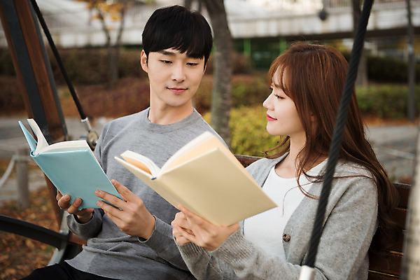 포토 JPG 주간 커플 공원 여자 남자 행복 여유 데이트 휴식 사랑 사람 앉기 상반신 20대 성인 야외 두명 옆모습 책 독서 한국인 즐거움 커플룩 설레임 수원 광교호수공원 국내포토 자연요소 옷 공공시설 감정 뷰포인트 컨셉 관계 모션 동양인 청년 경기도 호수공원 파일형식 광교
