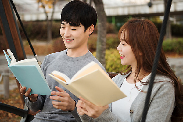 포토 JPG 주간 커플 공원 여자 남자 행복 여유 데이트 휴식 사랑 사람 앉기 상반신 20대 성인 야외 두명 옆모습 책 독서 한국인 즐거움 커플룩 설레임 수원 광교호수공원 국내포토 자연요소 옷 공공시설 감정 뷰포인트 컨셉 관계 모션 동양인 청년 경기도 호수공원 파일형식 광교