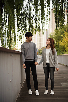 포토 JPG 주간 전신 커플 공원 여자 남자 행복 데이트 사랑 서기 사람 20대 성인 야외 두명 앞모습 손잡기 다정 산책 한국인 즐거움 커플룩 설레임 수원 광교호수공원 국내포토 자연요소 옷 공공시설 감정 뷰포인트 컨셉 관계 모션 휴식 동양인 청년 경기도 호수공원 파일형식 광교