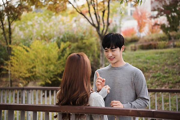 포토 JPG 주간 커플 공원 여자 남자 행복 데이트 장난 사랑 미소 사람 손짓 상반신 20대 성인 야외 두명 앞모습 뒷모습 마주보기 한국인 즐거움 커플룩 설레임 수원 광교호수공원 국내포토 자연요소 옷 공공시설 감정 뷰포인트 관계 모션 표정 동양인 청년 경기도 호수공원 파일형식 광교