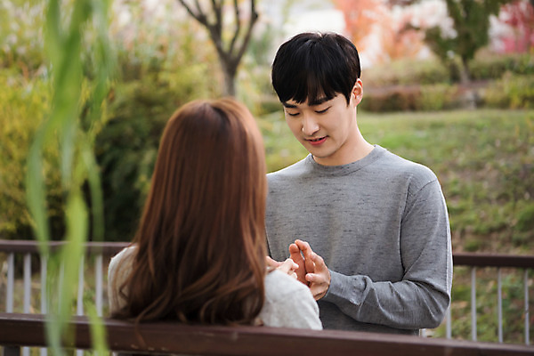 포토 JPG 주간 커플 공원 여자 남자 행복 데이트 장난 놀이 사랑 서기 미소 사람 상반신 20대 성인 야외 두명 앞모습 뒷모습 한국인 즐거움 커플룩 설레임 손장난 수원 광교호수공원 국내포토 자연요소 옷 공공시설 감정 뷰포인트 관계 모션 표정 동양인 청년 경기도 호수공원 파일형식 광교