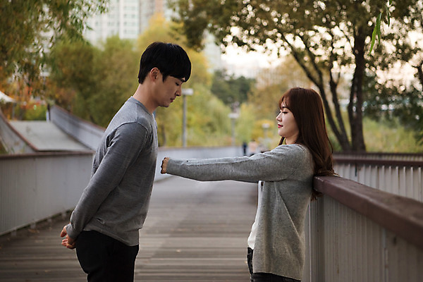 포토 JPG 주간 커플 공원 여자 남자 행복 데이트 장난 난간 사랑 사람 상반신 20대 성인 야외 두명 옆모습 마주보기 기댐 한국인 밀기 즐거움 커플룩 설레임 수원 광교호수공원 국내포토 자연요소 옷 공공시설 감정 뷰포인트 관계 모션 동양인 청년 경기도 호수공원 파일형식 광교