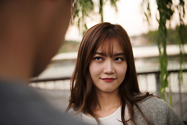 포토 JPG 주간 커플 응시 공원 여자 남자 데이트 표정 사랑 사람 근접촬영 상반신 20대 성인 야외 두명 앞모습 뒷모습 아웃포커스 마주보기 한국인 커플룩 삐침 노려봄 수원 광교호수공원 국내포토 자연요소 시선 옷 공공시설 감정 뷰포인트 관계 모션 촬영기법 동양인 청년 경기도 호수공원 파일형식 광교