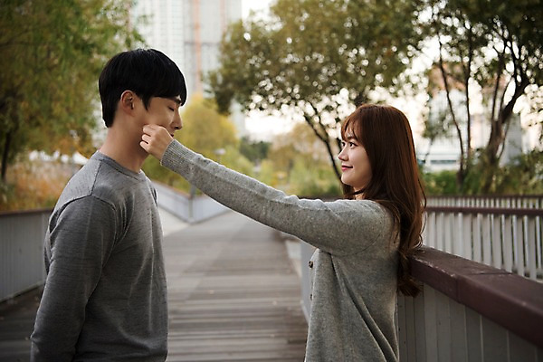 포토 JPG 주간 커플 공원 여자 남자 행복 데이트 표정 사랑 미소 사람 상반신 20대 성인 야외 두명 옆모습 마주보기 한국인 볼 즐거움 커플룩 설레임 삐침 꼬집기 수원 광교호수공원 국내포토 자연요소 옷 공공시설 감정 뷰포인트 관계 모션 동양인 청년 신체부위 경기도 호수공원 파일형식 광교