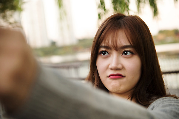 포토 JPG 주간 공원 여자 행복 데이트 표정 사랑 한명 사람 근접촬영 상반신 20대 성인 야외 아웃포커스 한국인 찡그림 즐거움 설레임 삐침 수원 성인여자한명만 광교호수공원 국내포토 자연요소 1 공공시설 감정 뷰포인트 촬영기법 동양인 청년 경기도 호수공원 여자한명만 성인여자만 파일형식 광교