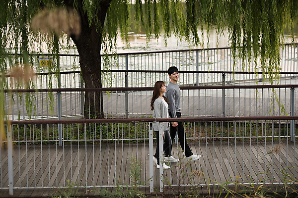 포토 JPG 주간 전신 나무 커플 공원 여자 남자 행복 호수 데이트 사랑 사람 20대 성인 야외 두명 옆모습 걷기 산책 한국인 즐거움 커플룩 설레임 수원 광교호수공원 국내포토 자연요소 식물 옷 공공시설 감정 뷰포인트 관계 모션 휴식 동양인 청년 경기도 호수공원 파일형식 광교