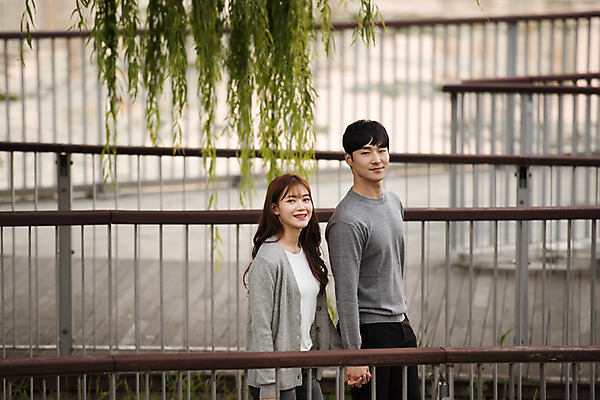 포토 JPG 주간 커플 응시 공원 여자 남자 행복 호수 데이트 사랑 미소 사람 상반신 20대 성인 야외 두명 옆모습 걷기 손잡기 한국인 즐거움 커플룩 설레임 수원 가교 광교호수공원 국내포토 자연요소 건축물 시선 옷 공공시설 감정 뷰포인트 관계 모션 표정 동양인 청년 경기도 호수공원 파일형식 광교