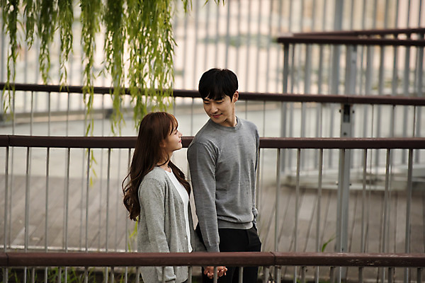 포토 JPG 주간 커플 공원 여자 남자 행복 호수 데이트 사랑 사람 상반신 20대 성인 야외 두명 옆모습 걷기 산책 한국인 즐거움 커플룩 설레임 수원 가교 광교호수공원 국내포토 자연요소 건축물 옷 공공시설 감정 뷰포인트 관계 모션 휴식 동양인 청년 경기도 호수공원 파일형식 광교