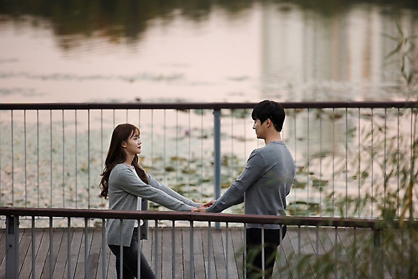 포토 JPG 주간 커플 공원 여자 남자 행복 호수 데이트 사랑 사람 상반신 20대 성인 야외 두명 옆모습 마주보기 걷기 손잡기 한국인 즐거움 커플룩 설레임 수원 가교 광교호수공원 국내포토 자연요소 건축물 옷 공공시설 감정 뷰포인트 관계 모션 동양인 청년 경기도 호수공원 파일형식 광교