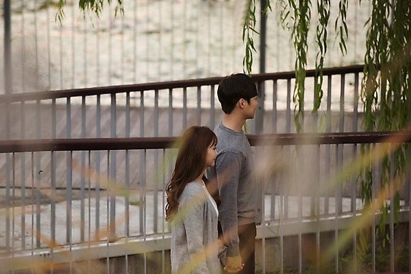 포토 JPG 주간 커플 공원 여자 남자 행복 호수 데이트 사랑 사람 상반신 20대 성인 야외 두명 옆모습 아웃포커스 걷기 한국인 즐거움 커플룩 설레임 수원 가교 광교호수공원 국내포토 자연요소 건축물 옷 공공시설 감정 뷰포인트 관계 모션 촬영기법 동양인 청년 경기도 호수공원 파일형식 광교