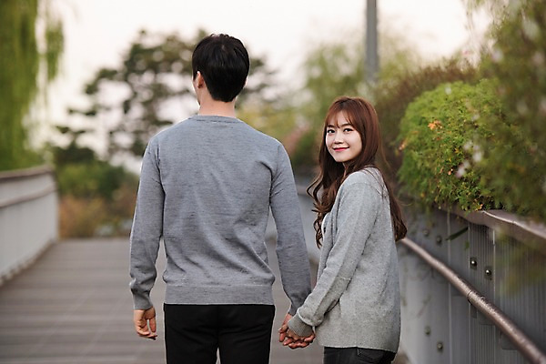 포토 JPG 주간 커플 공원 여자 남자 행복 데이트 사랑 미소 사람 상반신 20대 성인 야외 두명 옆모습 뒷모습 걷기 손잡기 산책 한국인 뒤돌아보기 즐거움 커플룩 설레임 수원 가교 광교호수공원 국내포토 자연요소 건축물 옷 공공시설 감정 뷰포인트 관계 모션 휴식 표정 동양인 청년 경기도 호수공원 파일형식 광교