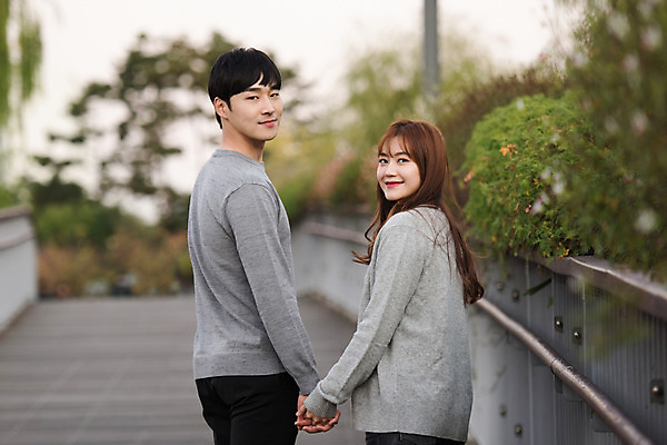 포토 JPG 주간 커플 공원 여자 남자 행복 데이트 사랑 미소 사람 상반신 20대 성인 야외 두명 옆모습 걷기 손잡기 산책 한국인 뒤돌아보기 즐거움 커플룩 설레임 수원 가교 광교호수공원 국내포토 자연요소 건축물 옷 공공시설 감정 뷰포인트 관계 모션 휴식 표정 동양인 청년 경기도 호수공원 파일형식 광교
