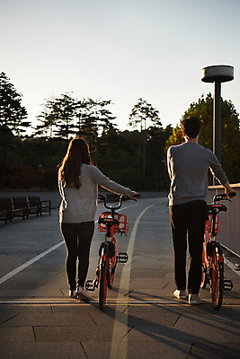 포토 JPG 주간 전신 커플 공원 여자 남자 행복 데이트 사랑 안전 사람 20대 성인 야외 두명 뒷모습 운동 걷기 자전거 한국인 잡기 즐거움 설레임 수원 성인만 공유자전거 광교호수공원 국내포토 자연요소 공공시설 감정 뷰포인트 관계 모션 건강 동양인 청년 바이크 경기도 호수공원 파일형식 광교
