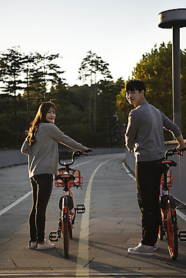 포토 JPG 주간 전신 커플 공원 여자 남자 행복 데이트 사랑 미소 안전 사람 20대 성인 야외 두명 옆모습 운동 걷기 자전거 한국인 잡기 뒤돌아보기 즐거움 설레임 수원 성인만 공유자전거 광교호수공원 국내포토 자연요소 공공시설 감정 뷰포인트 관계 모션 표정 건강 동양인 청년 바이크 경기도 호수공원 파일형식 광교