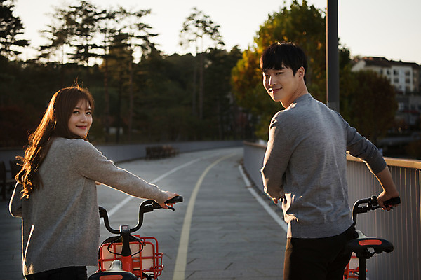 포토 JPG 주간 커플 응시 공원 여자 남자 행복 데이트 사랑 미소 안전 사람 상반신 20대 성인 야외 두명 뒷모습 운동 자전거 한국인 뒤돌아보기 즐거움 설레임 수원 성인만 공유자전거 광교호수공원 국내포토 자연요소 시선 공공시설 감정 뷰포인트 관계 모션 표정 건강 동양인 청년 바이크 경기도 호수공원 파일형식 광교