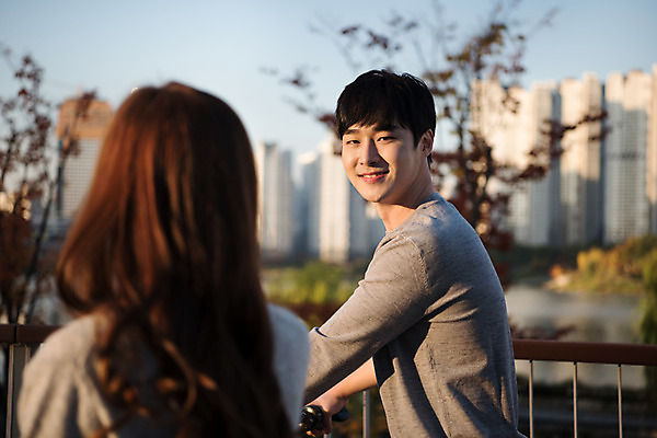 포토 JPG 주간 커플 응시 공원 여자 남자 행복 데이트 사랑 미소 안전 사람 상반신 20대 성인 야외 두명 옆모습 뒷모습 운동 자전거 한국인 즐거움 설레임 수원 성인만 공유자전거 광교호수공원 국내포토 자연요소 시선 공공시설 감정 뷰포인트 관계 표정 건강 동양인 청년 바이크 경기도 호수공원 파일형식 광교