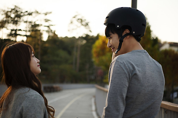 포토 JPG 주간 커플 응시 공원 여자 남자 행복 데이트 사랑 미소 안전 사람 상반신 20대 성인 야외 두명 옆모습 운동 마주보기 한국인 헬멧 즐거움 설레임 수원 성인만 광교호수공원 국내포토 자연요소 시선 공공시설 감정 뷰포인트 관계 모션 표정 건강 동양인 청년 보호장비 경기도 호수공원 파일형식 광교