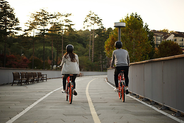 포토 JPG 주간 전신 커플 공원 여자 남자 행복 데이트 사랑 안전 사람 20대 성인 야외 두명 뒷모습 운동 자전거 한국인 헬멧 즐거움 설레임 수원 성인만 공유자전거 광교호수공원 국내포토 자연요소 공공시설 감정 뷰포인트 관계 건강 동양인 청년 바이크 보호장비 경기도 호수공원 파일형식 광교