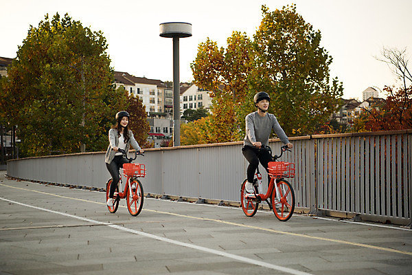 포토 JPG 주간 전신 커플 공원 여자 남자 행복 데이트 사랑 안전 사람 20대 성인 야외 두명 옆모습 운동 자전거 한국인 승차 헬멧 즐거움 설레임 수원 성인만 공유자전거 광교호수공원 국내포토 자연요소 공공시설 감정 뷰포인트 관계 모션 건강 동양인 청년 바이크 보호장비 경기도 호수공원 파일형식 광교
