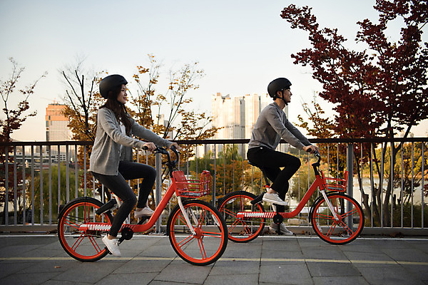 포토 JPG 주간 전신 커플 공원 여자 남자 행복 데이트 사랑 안전 사람 20대 성인 야외 두명 옆모습 운동 자전거 한국인 승차 헬멧 즐거움 설레임 수원 성인만 공유자전거 광교호수공원 국내포토 자연요소 공공시설 감정 뷰포인트 관계 모션 건강 동양인 청년 바이크 보호장비 경기도 호수공원 파일형식 광교