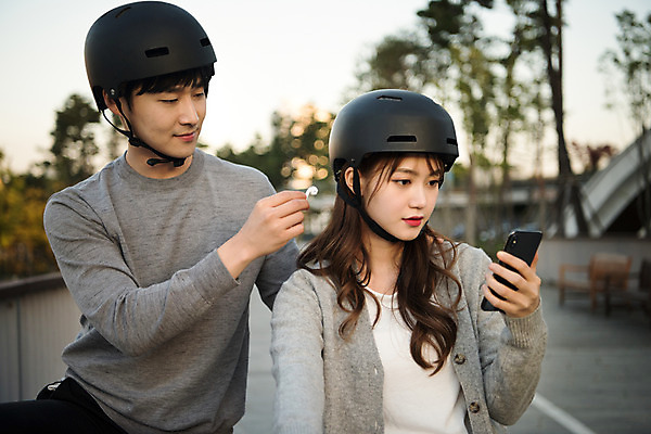 포토 JPG 주간 커플 응시 공원 여자 남자 행복 이어폰 데이트 사랑 미소 안전 사람 상반신 20대 성인 야외 두명 앞모습 스마트폰 운동 자전거 한국인 헬멧 즐거움 설레임 수원 성인만 공유자전거 광교호수공원 국내포토 자연요소 시선 공공시설 감정 뷰포인트 음향기기 관계 표정 건강 동양인 청년 핸드폰 스마트기기 바이크 보호장비 경기도 호수공원 파일형식 광교