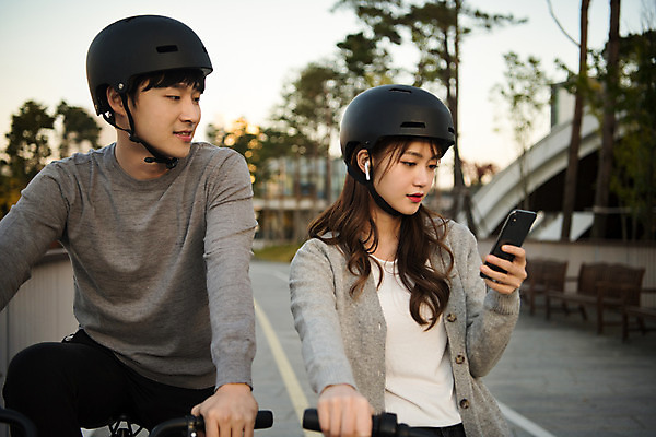 포토 JPG 주간 커플 응시 공원 여자 남자 행복 이어폰 데이트 사랑 안전 상반신 20대 성인 야외 두명 앞모습 스마트폰 운동 자전거 한국인 승차 헬멧 즐거움 설레임 수원 성인만 공유자전거 광교호수공원 국내포토 자연요소 시선 공공시설 감정 뷰포인트 음향기기 관계 모션 건강 사람 동양인 청년 핸드폰 스마트기기 바이크 보호장비 경기도 호수공원 파일형식 광교