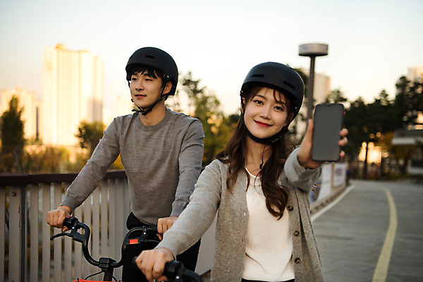 포토 JPG 주간 커플 응시 공원 여자 남자 행복 데이트 사랑 미소 들기 안전 사람 상반신 20대 성인 야외 두명 앞모습 스마트폰 운동 자전거 한국인 헬멧 손내밀기 즐거움 설레임 수원 성인만 공유자전거 광교호수공원 국내포토 자연요소 시선 공공시설 감정 뷰포인트 관계 모션 표정 건강 동양인 손짓 청년 핸드폰 스마트기기 바이크 보호장비 경기도 호수공원 파일형식 광교