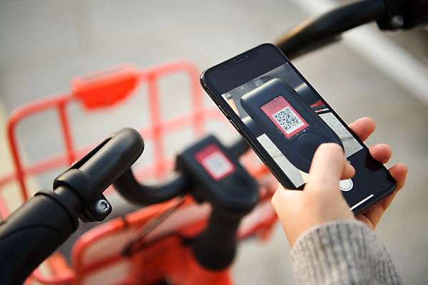 포토 JPG 주간 손 공원 여자 행복 데이트 사랑 한명 사람 성인 야외 신체부위 스마트폰 자전거 사진촬영 한국인 즐거움 결제 설레임 대여 QR코드 수원 공유자전거 광교호수공원 국내포토 자연요소 1 공공시설 감정 동양인 핸드폰 스마트기기 바이크 촬영 경기도 호수공원 파일형식 광교