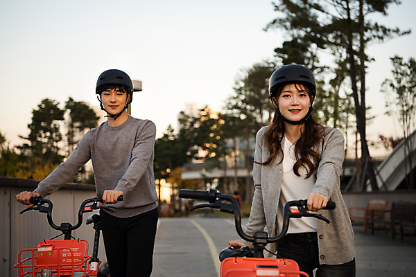 포토 JPG 주간 커플 응시 공원 여자 남자 행복 데이트 미소 안전 사람 상반신 20대 성인 야외 두명 앞모습 운동 걷기 자전거 한국인 잡기 헬멧 즐거움 설레임 수원 성인만 공유자전거 광교호수공원 국내포토 자연요소 시선 공공시설 감정 뷰포인트 관계 모션 표정 건강 동양인 청년 바이크 보호장비 경기도 호수공원 파일형식 광교